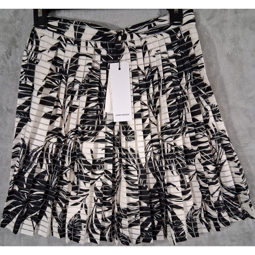 NWT Vero Moda  Tropical Leaf Print Skirt Black & White 18in Length Mini Size S